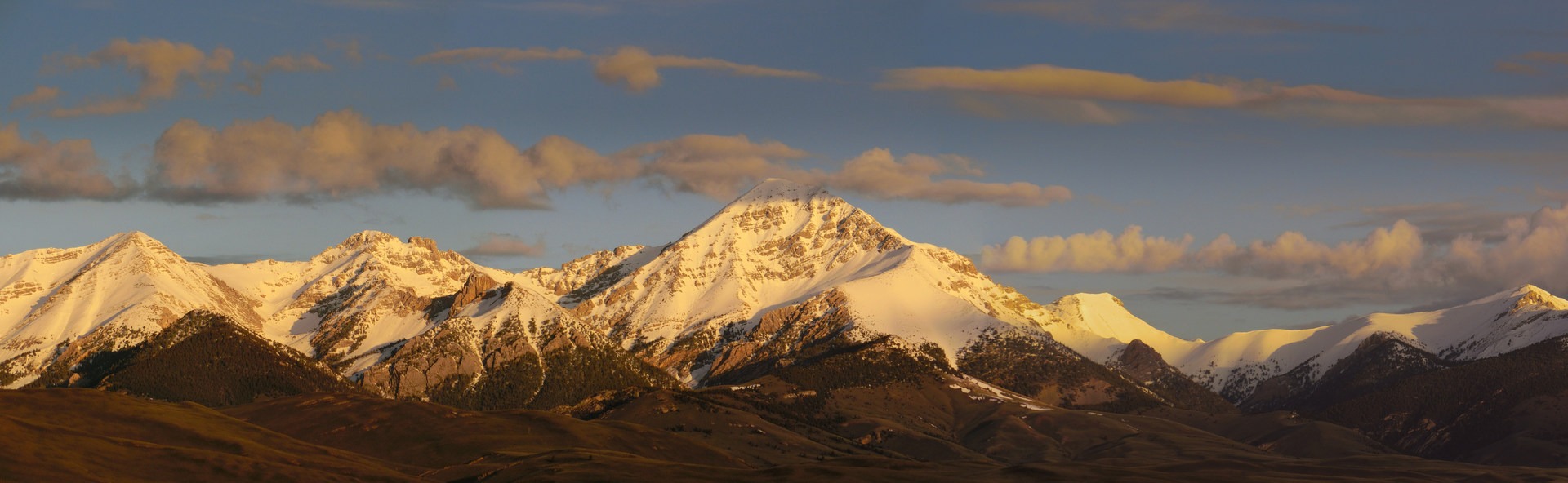 Panorama of Diamond Peak from the east.
