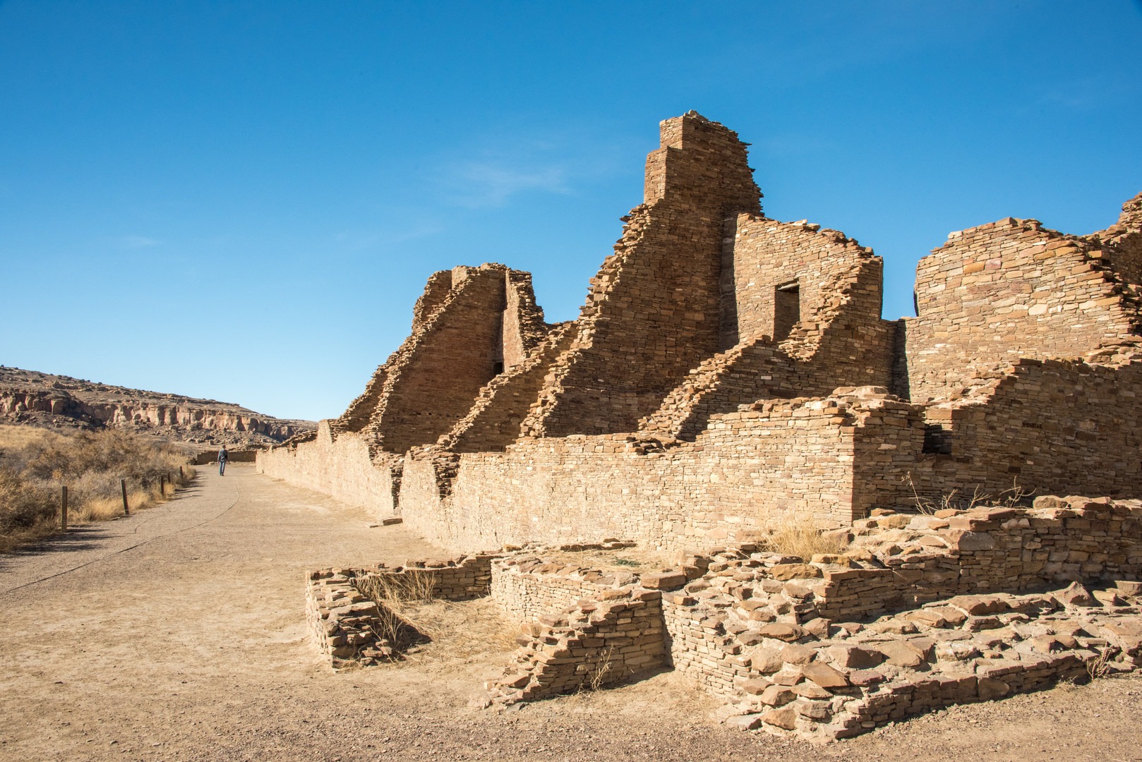 View of the Pueblo Bonito ruins from the trailhead.