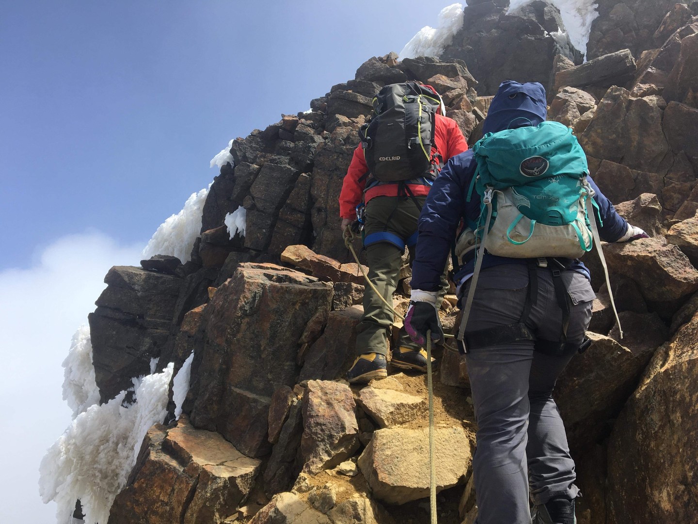 Many guides will have climbers rope up near Paso de Muerte (Death Pass), as the route becomes more high-consequence and exposed.