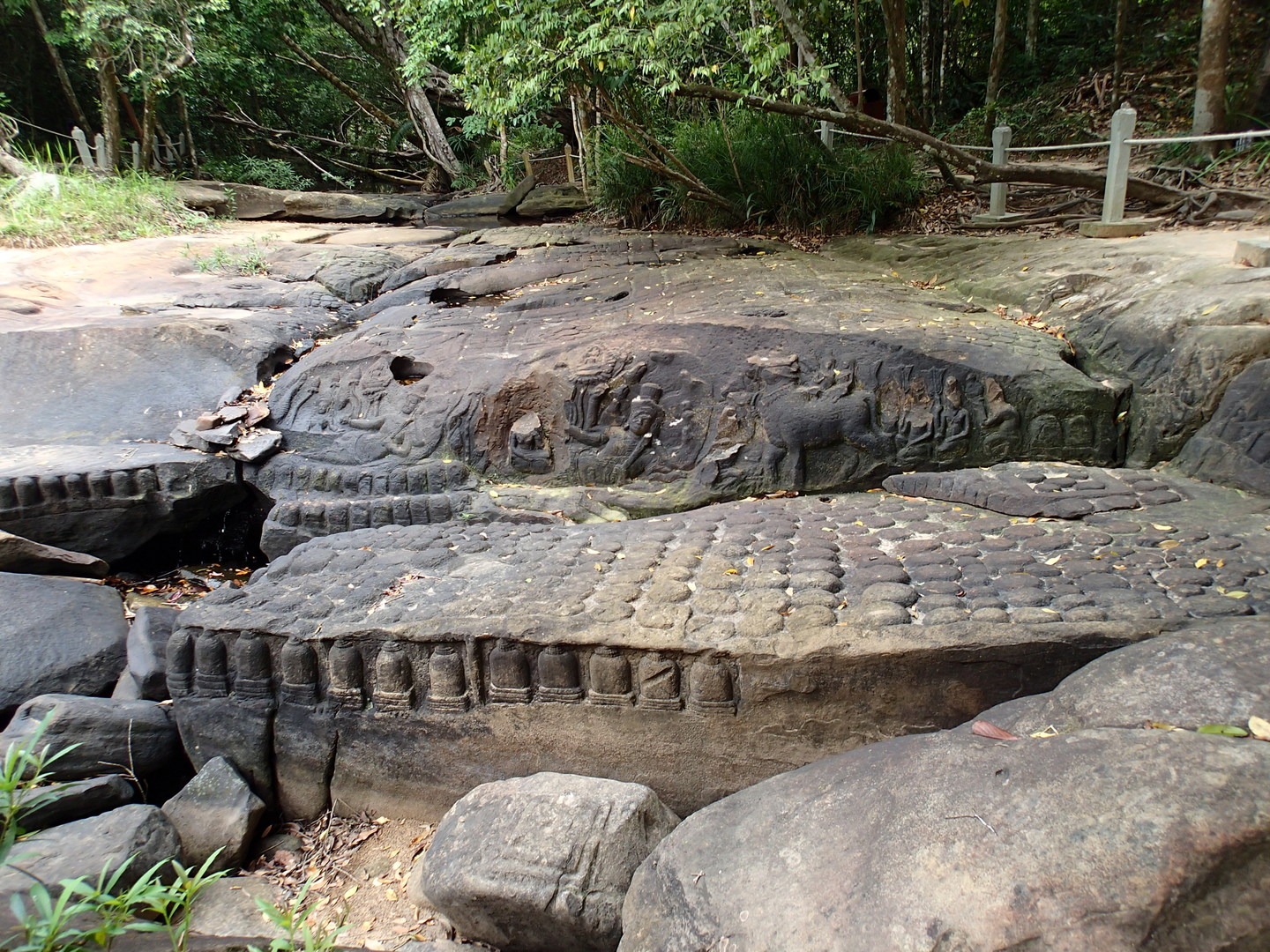 Stone carving and lingams along the river bed.