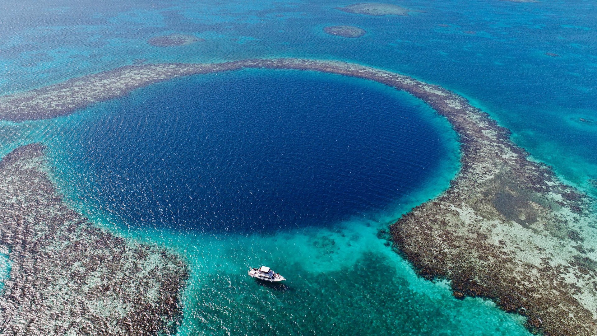 Самое глубокое место. Белизский Барьерный риф и большая голубая дыра. Большая голубая дыра, Лайтхаус-риф. Барьерный риф Белиз. Большая голубая дыра Белиз.