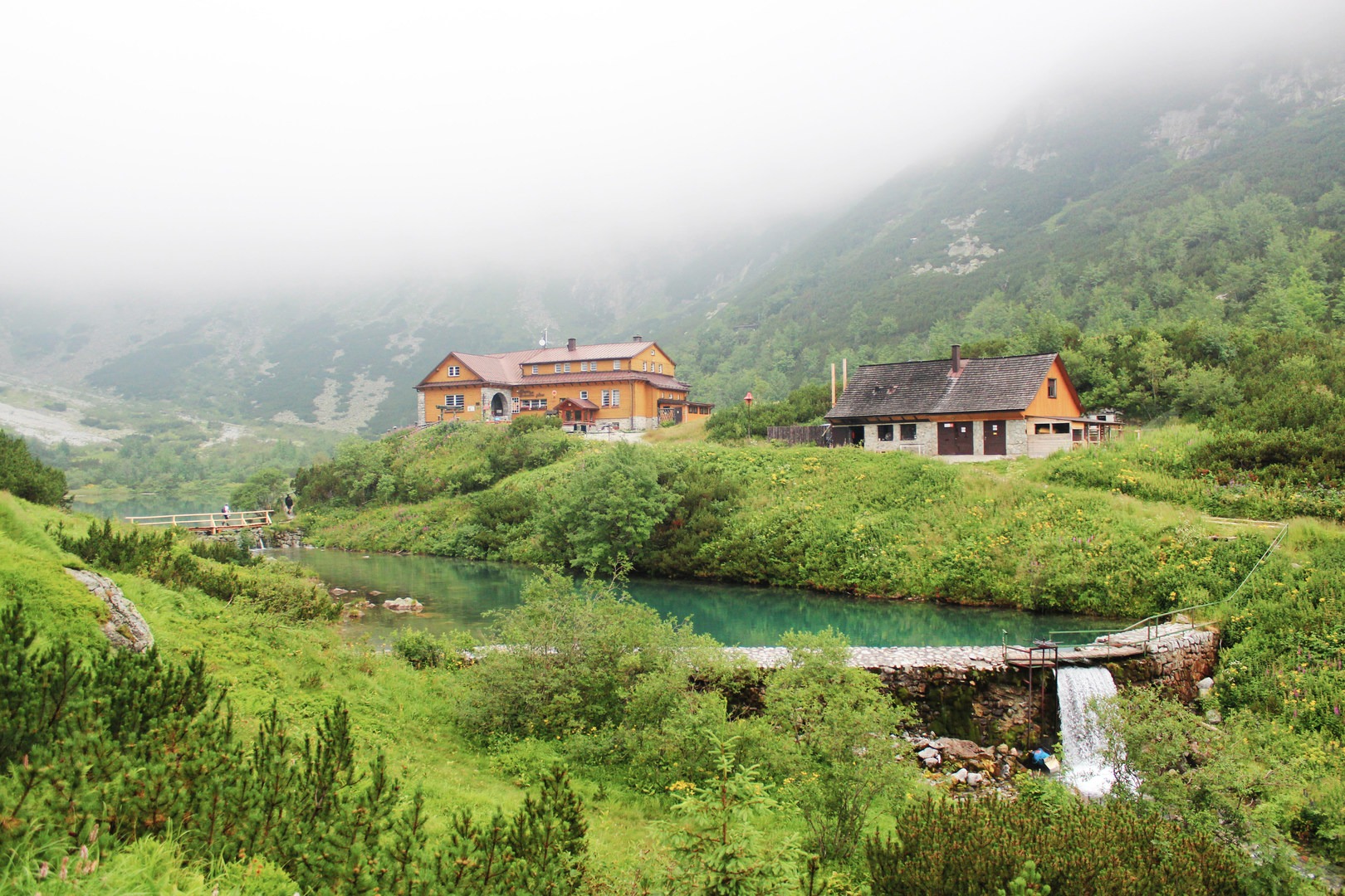 Chati pri Zelenom plese: The picturesque lodge and cafe located on the shores of Zelené Pleso.