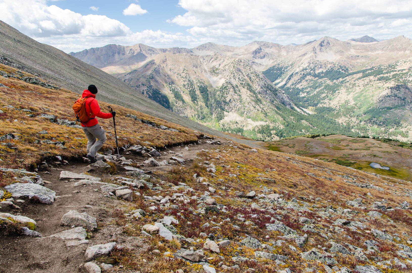 The descent starts on a nice trail.