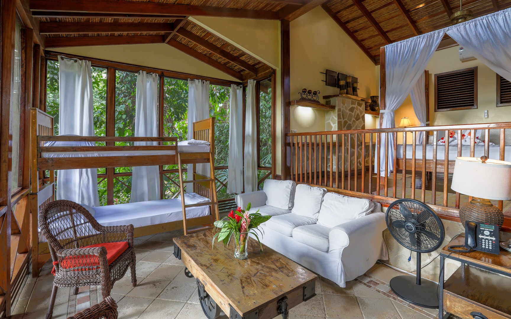 The Jungle Treehouses offer rooms where the main room comes with a view over the surrounding landscape.