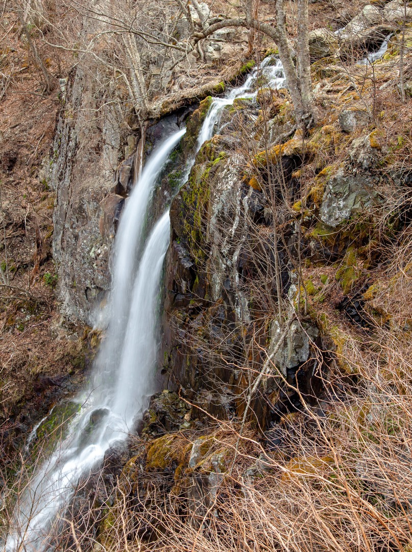 Lewis Falls from the far side of the rocky overlook.