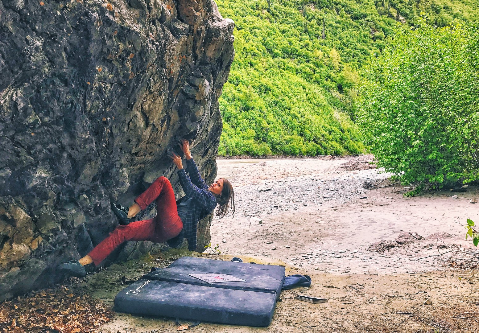Pulling off the ground on the slippery non-holds of Silt & Sand (V5) on the Beach Boulder. Very hard and frustrating, but a stellar views and easy landings make for a stellar solo sesh.