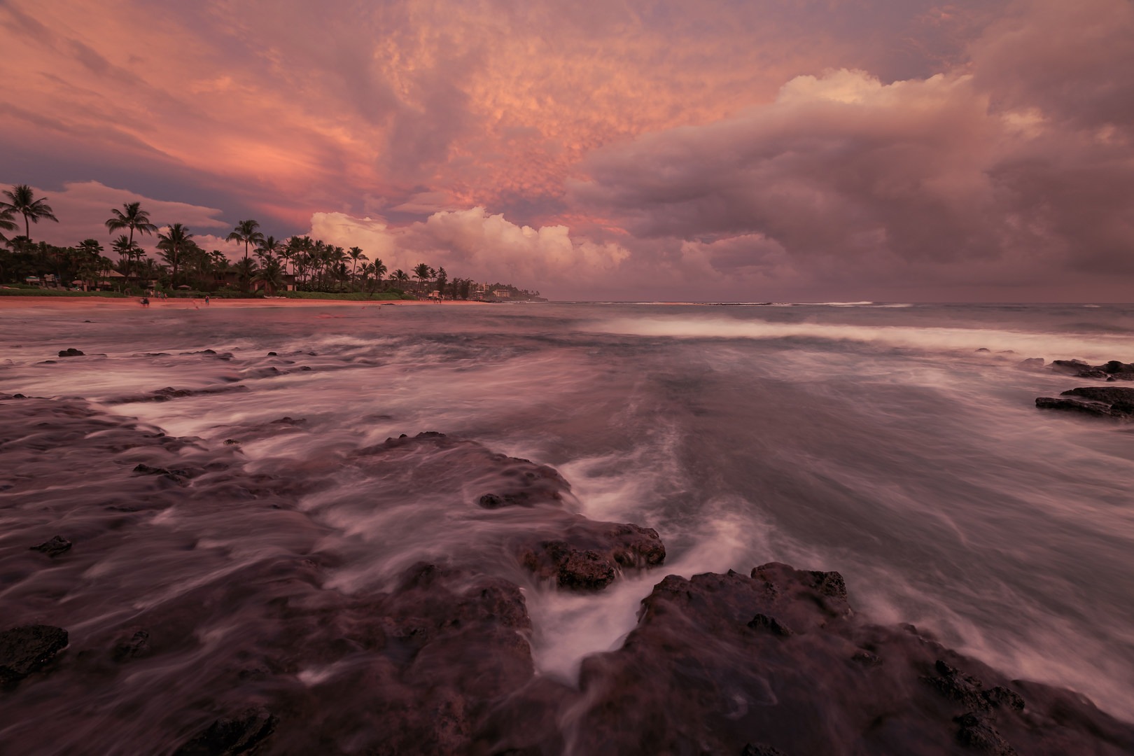 On the westernmost end of the beach, there is a rocky border ideal for photos.