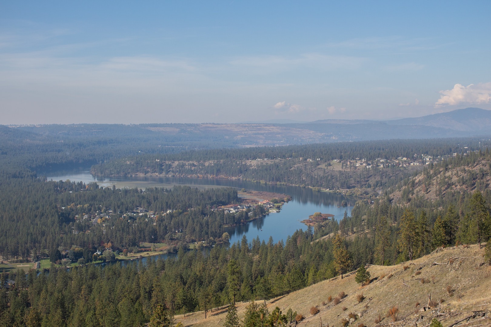 The highest vista on the hike provides views both north and south over the river.
