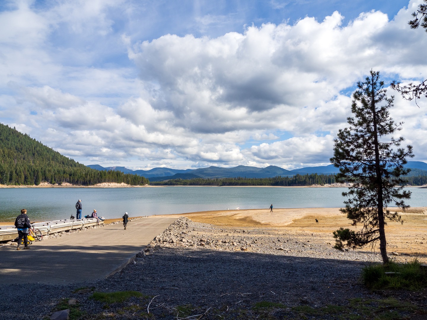 Boat ramp and Lemolo Lake.