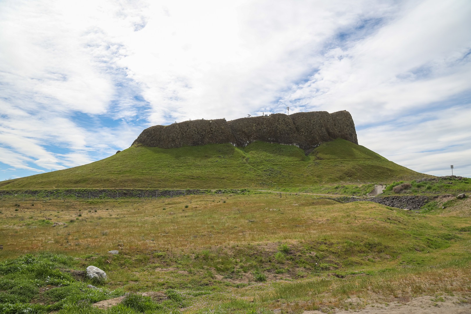Views of the Hermiston Butte landmark from along the hike.